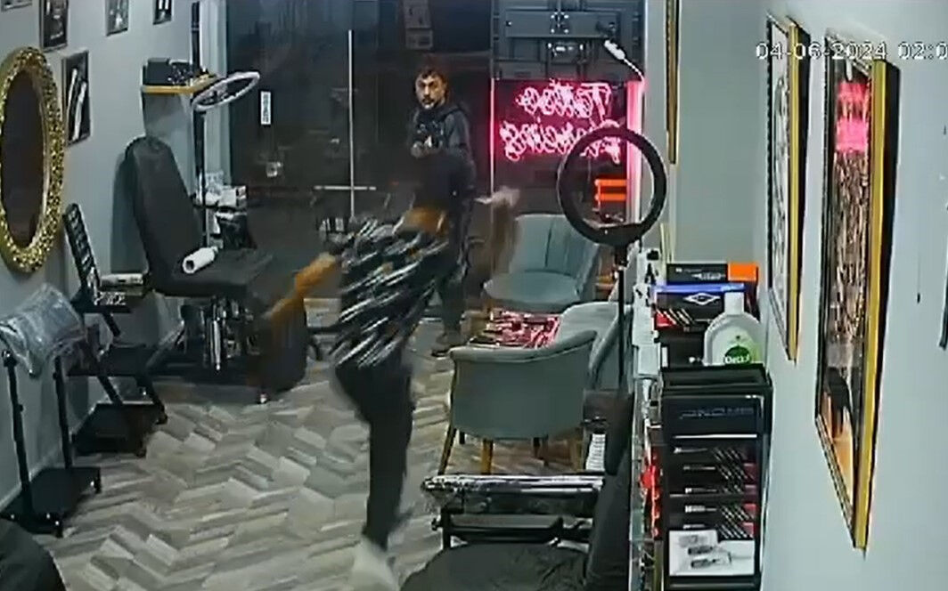 Dövmecilerin kavgası kanlı bitti! Dükkan basıp kurşun yağdırdılar - 1. Resim