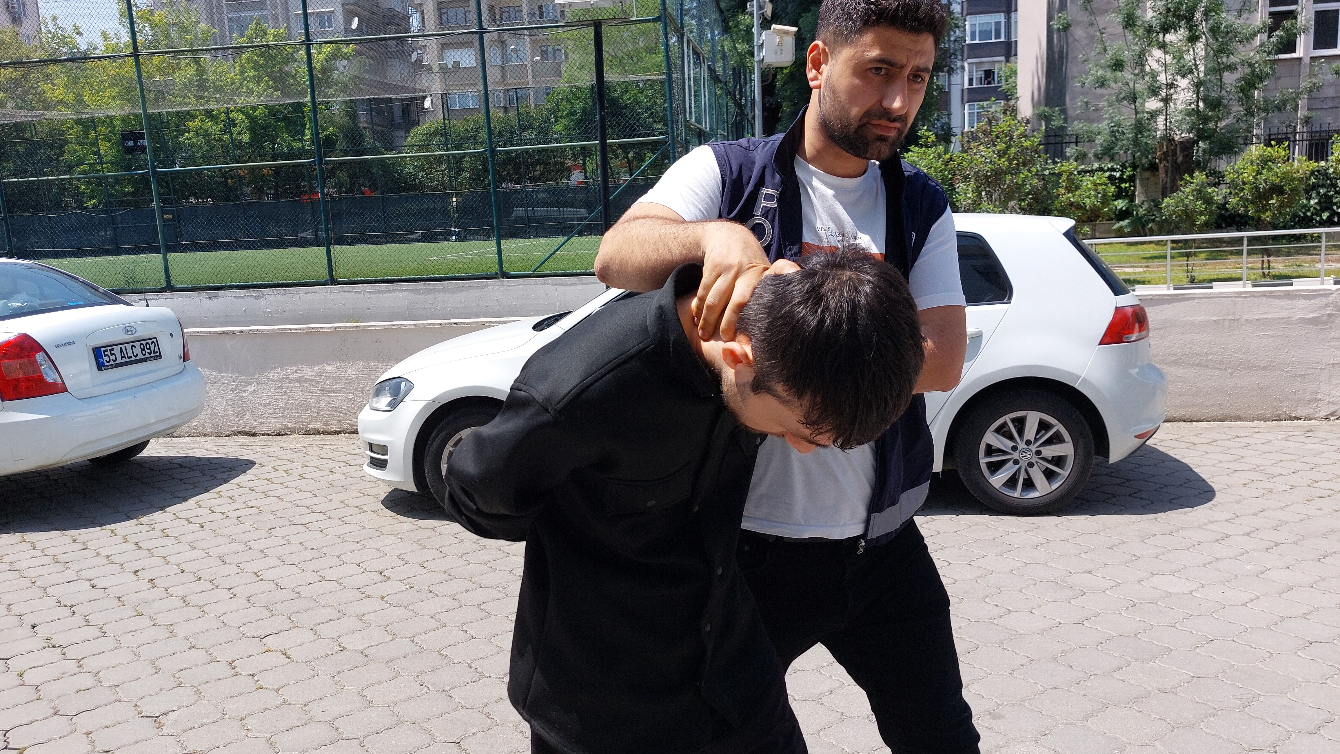 Karısını sırtından oğlunu belinden bıçaklamıştı: Şüphelinin yer değiştirmesi de kaçmasına yetmedi - 1. Resim