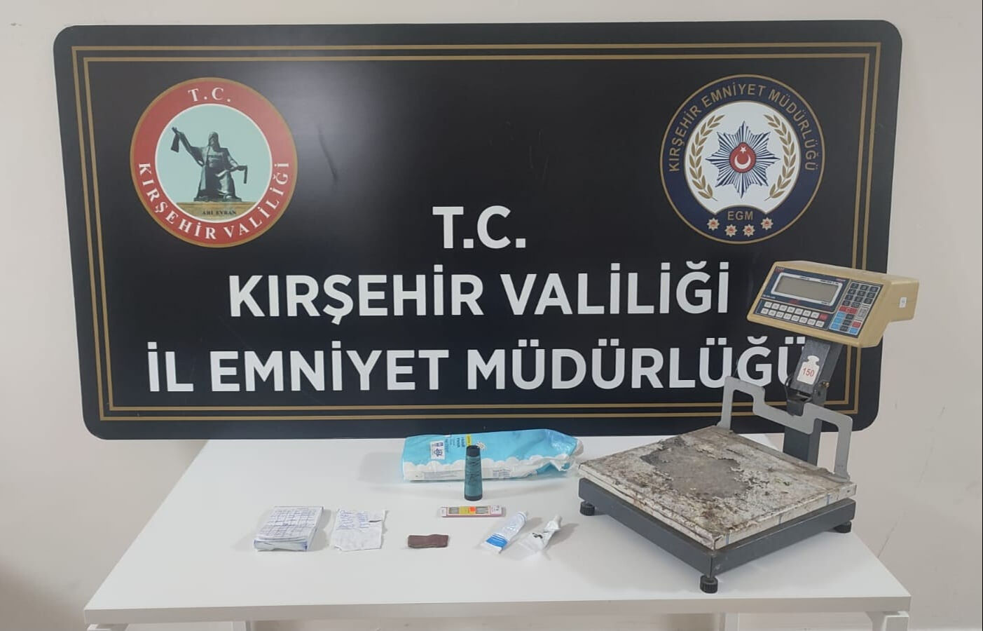 Kırşehir'de bir depoda horoz ringine baskın! 15 horoza el konuldu - 3. Resim
