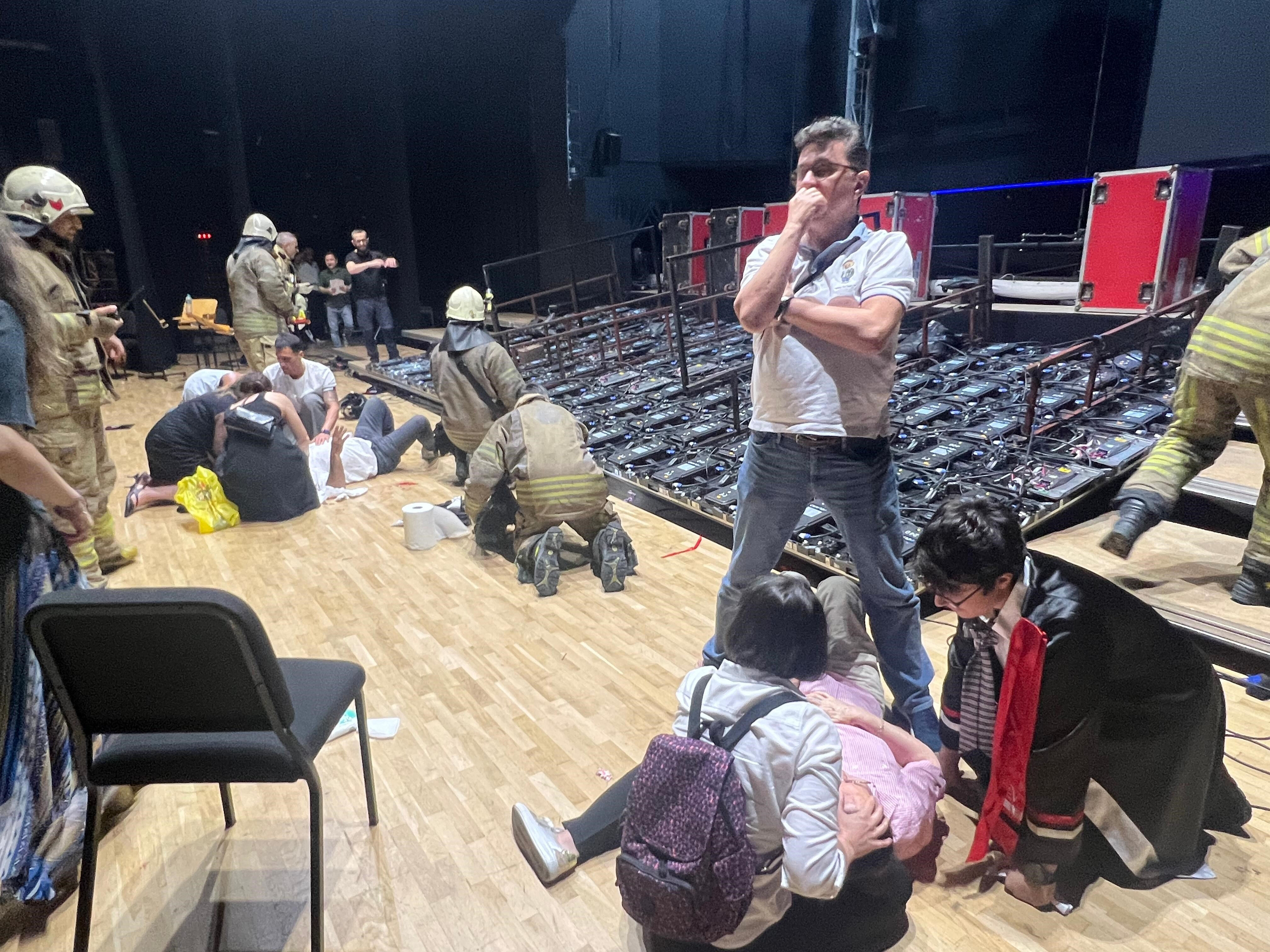 Şişli'de mezuniyet töreninde dev ekran öğrencilerin üzerine devrildi Konser salonunda facia! Dev ekran devrildi, yaralılar var - 1. Resim