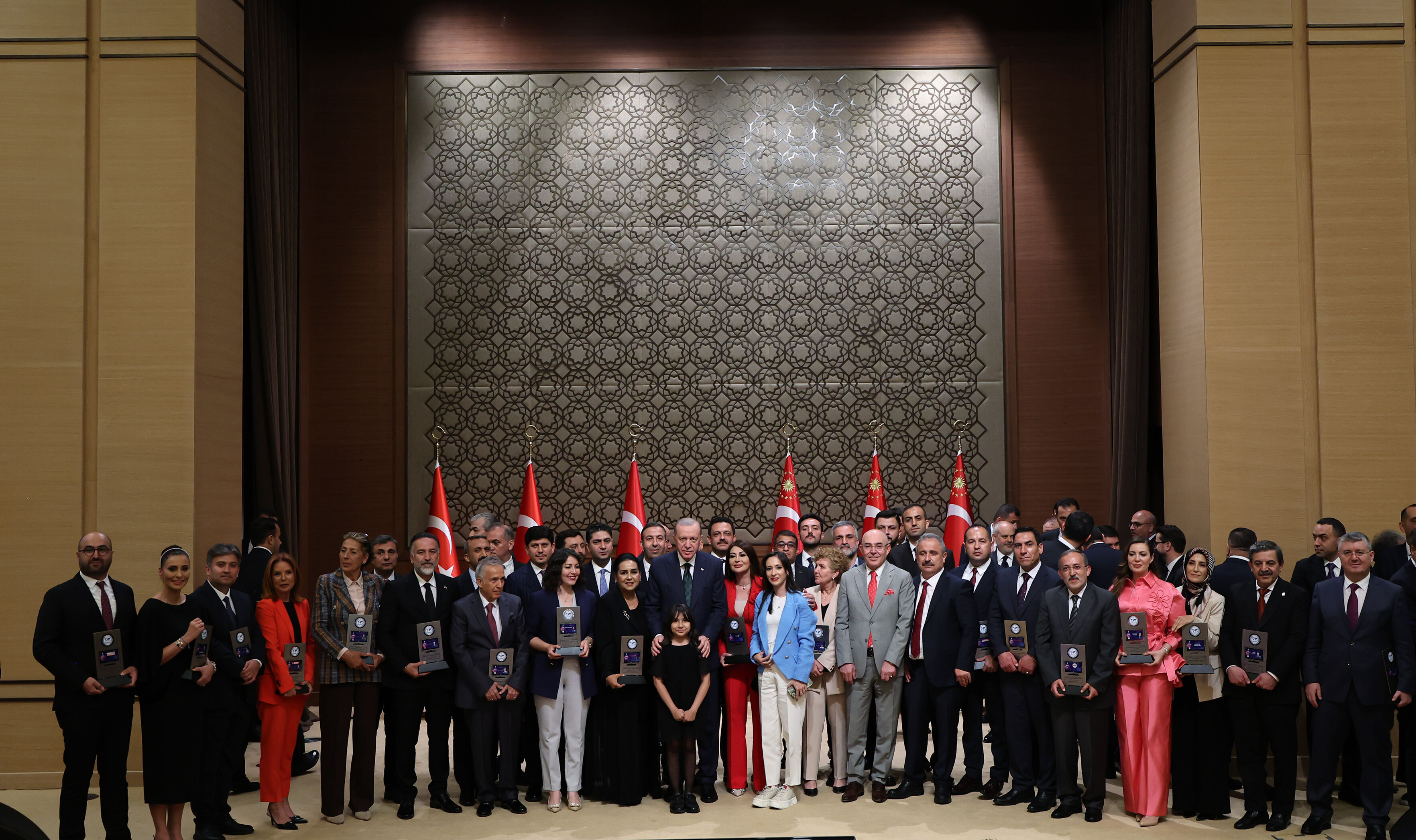 Merhum İsmail Yağcı adına TGRT'ye 'Yılın Tarih ve Kültür Programı' ödülü! Anadolu Medya Ödülleri Cumhurbaşkanı Erdoğan tarafından verildi - 2. Resim