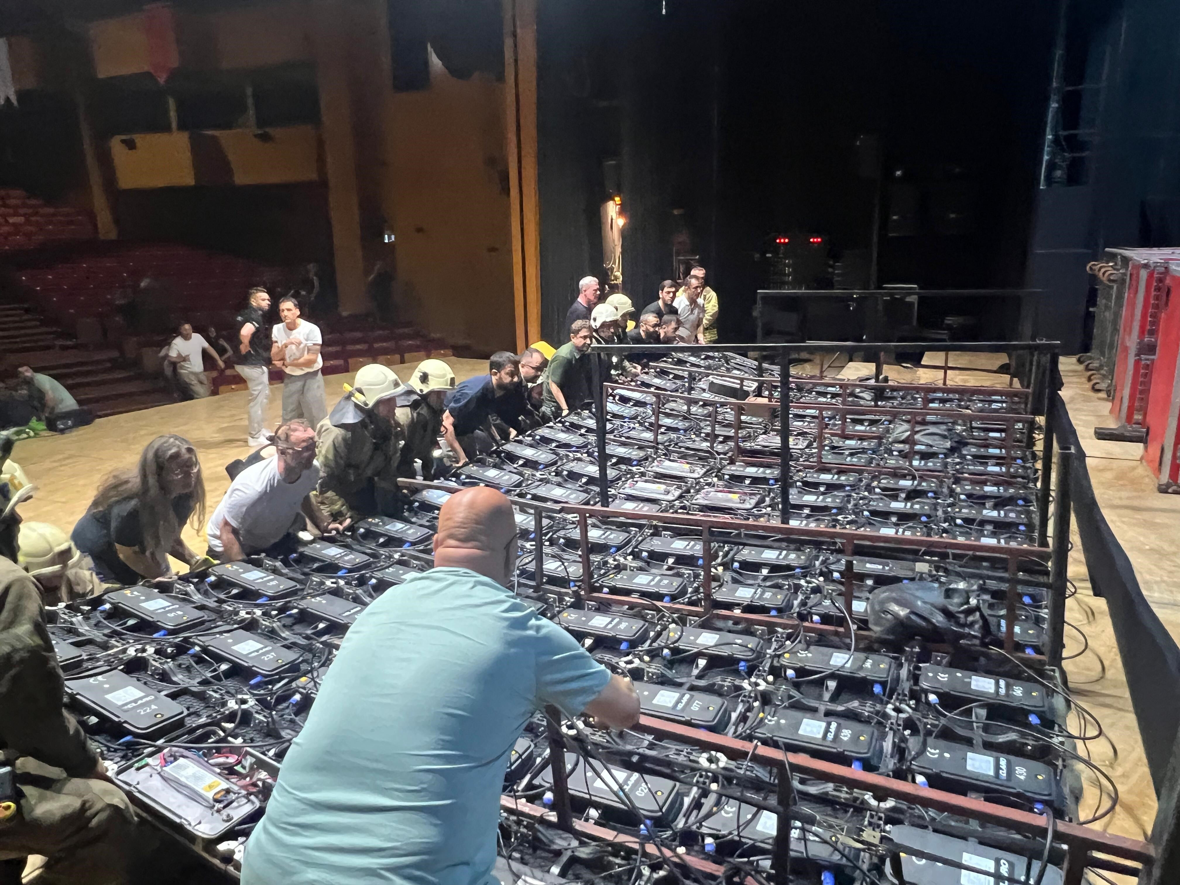 Şişli'de mezuniyet töreninde dev ekran öğrencilerin üzerine devrildi Mezuniyet töreninde dev ekran öğrencilerin üzerine devrildi - 3. Resim