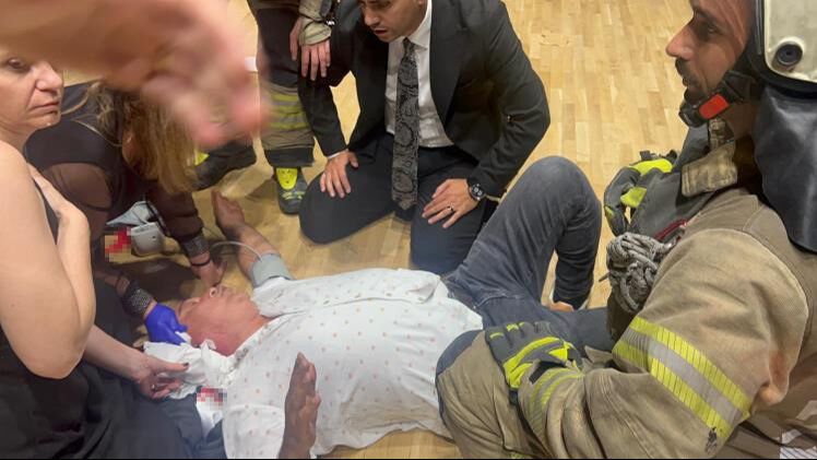 Şişli'de mezuniyet töreninde dev ekran öğrencilerin üzerine devrildi Mezuniyet töreninde dev ekran öğrencilerin üzerine devrildi - 4. Resim