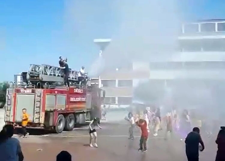 Sıcaktan bunalan öğrencilere itfaiye müdahalesi! O anlar kamerada - 1. Resim