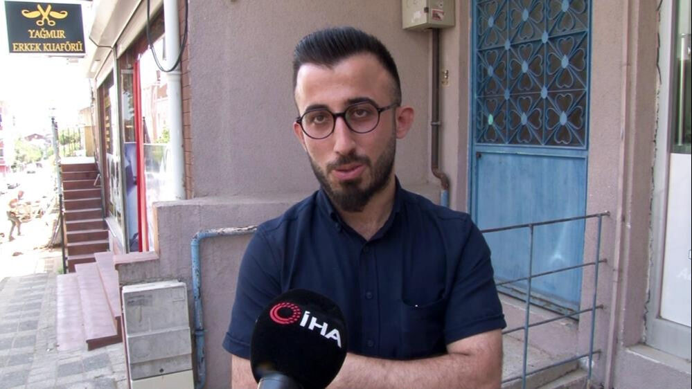 Ümraniye'de yaşayan Ozan Dikmen sevdiği kadınla evlenebilmek için cami çıkışında lokum dağıtıp dua istedi Ümraniye'de yaşayan Ozan Dikmen sevdiği kadınla evlenebilmek için cami çıkışında lokum dağıtıp dua istedi - 1. Resim