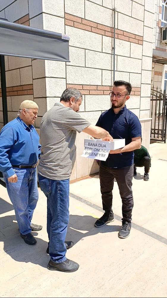 Ümraniye'de yaşayan Ozan Dikmen sevdiği kadınla evlenebilmek için cami çıkışında lokum dağıtıp dua istedi Ümraniye'de yaşayan Ozan Dikmen sevdiği kadınla evlenebilmek için cami çıkışında lokum dağıtıp dua istedi - 3. Resim