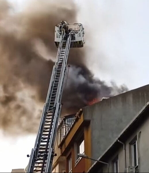 12 yaşındaki çocuğun çay demleme girişimi yangınla sona erdi: Tüm daireyi sardı, yan binaya sıçradı - 2. Resim