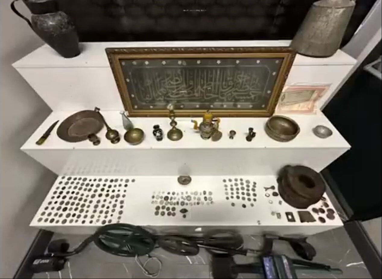 6 kişi 300 milyon yıl öncesine ait fosille yakalandı - 1. Resim