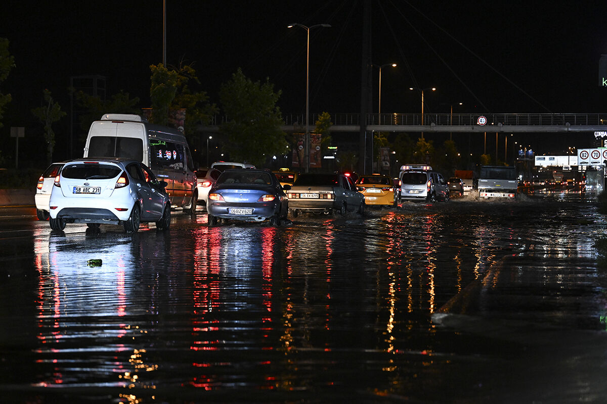 Ankara'yı sağanak, fırtına, şimşek vurdu! Ölü ve yaralı var... Ankara'yı sağanak, fırtına, şimşek vurdu! Ölü ve yaralı var... - 1. Resim