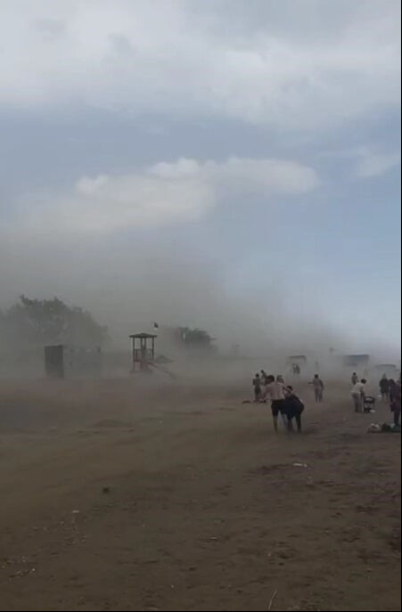 Kum fırtınası, sağanak, yangın... Antalya'da felaketler peş peşe yaşandı Antalya'da kum fırtınası! Ağaçlar araçların üzerine devrildi - 4. Resim