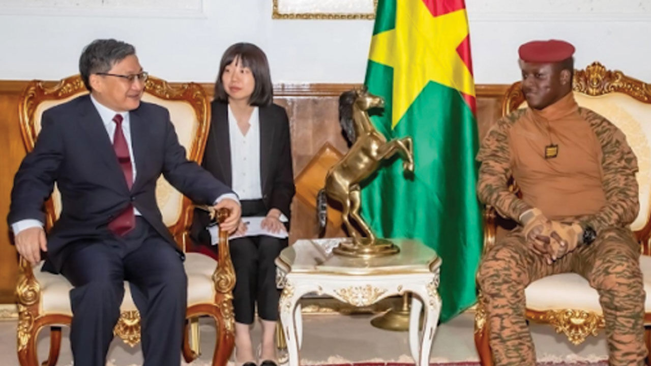 Çin Afrika'daki ortağı Burkina Faso'ya yüzlerce zırhlı araç gönderdi - 3. Resim