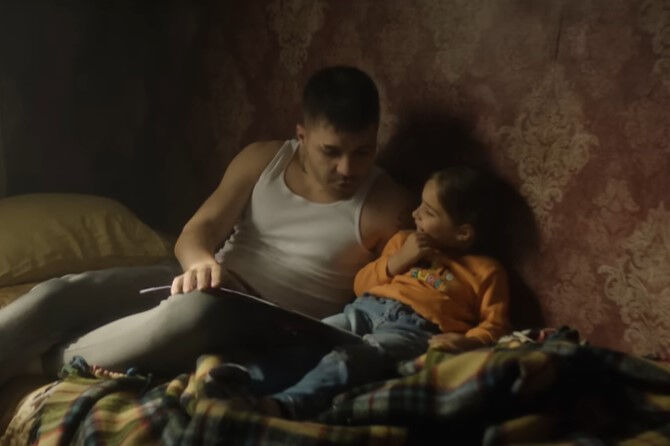 Emir Can İğrek'in baba rolünde olduğu  Emir Can İğrek'in kızı ile ilgilenen baba rolünde olduğu