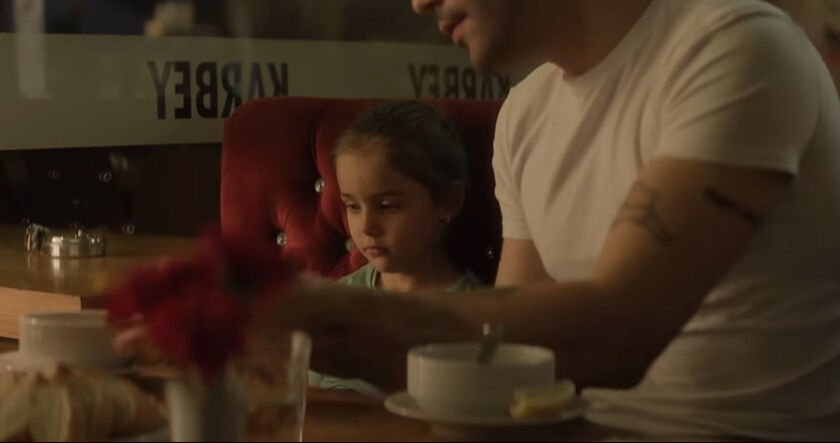 Emir Can İğrek'in baba rolünde olduğu  Emir Can İğrek'in kızı ile ilgilenen baba rolünde olduğu