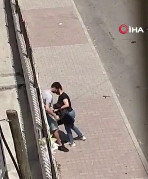 Erkek arkadaşına sokak ortasında kabusu yaşattı! Önce kemerini çıkardı, sonra ısırmaya başladı Erkek arkadaşına sokak ortasında kabusu yaşattı! Önce kemerini çıkardı, sonra ısırmaya başladı - 4. Resim