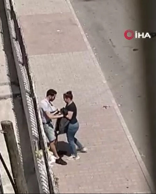 Erkek arkadaşına sokak ortasında kabusu yaşattı! Önce kemerini çıkardı, sonra ısırmaya başladı Erkek arkadaşına sokak ortasında kabusu yaşattı! Önce kemerini çıkardı, sonra ısırmaya başladı - 1. Resim