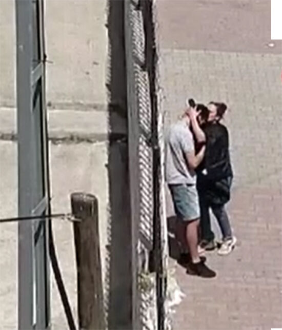 Erkek arkadaşına sokak ortasında kabusu yaşattı! Önce kemerini çıkardı, sonra ısırmaya başladı Erkek arkadaşına sokak ortasında kabusu yaşattı! Önce kemerini çıkardı, sonra ısırmaya başladı - 2. Resim