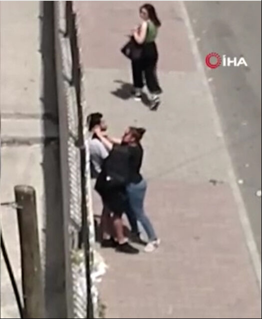 Erkek arkadaşına sokak ortasında kabusu yaşattı! Önce kemerini çıkardı, sonra ısırmaya başladı Erkek arkadaşına sokak ortasında kabusu yaşattı! Önce kemerini çıkardı, sonra ısırmaya başladı - 3. Resim