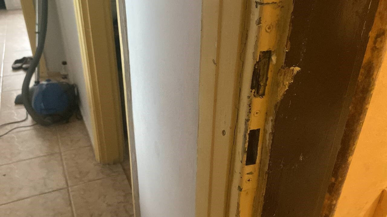 Ev sahibi kiracısını inşaat malzemesiyle mühürledi Ev sahibi kiracısını inşaat malzemesiyle mühürledi - 2. Resim