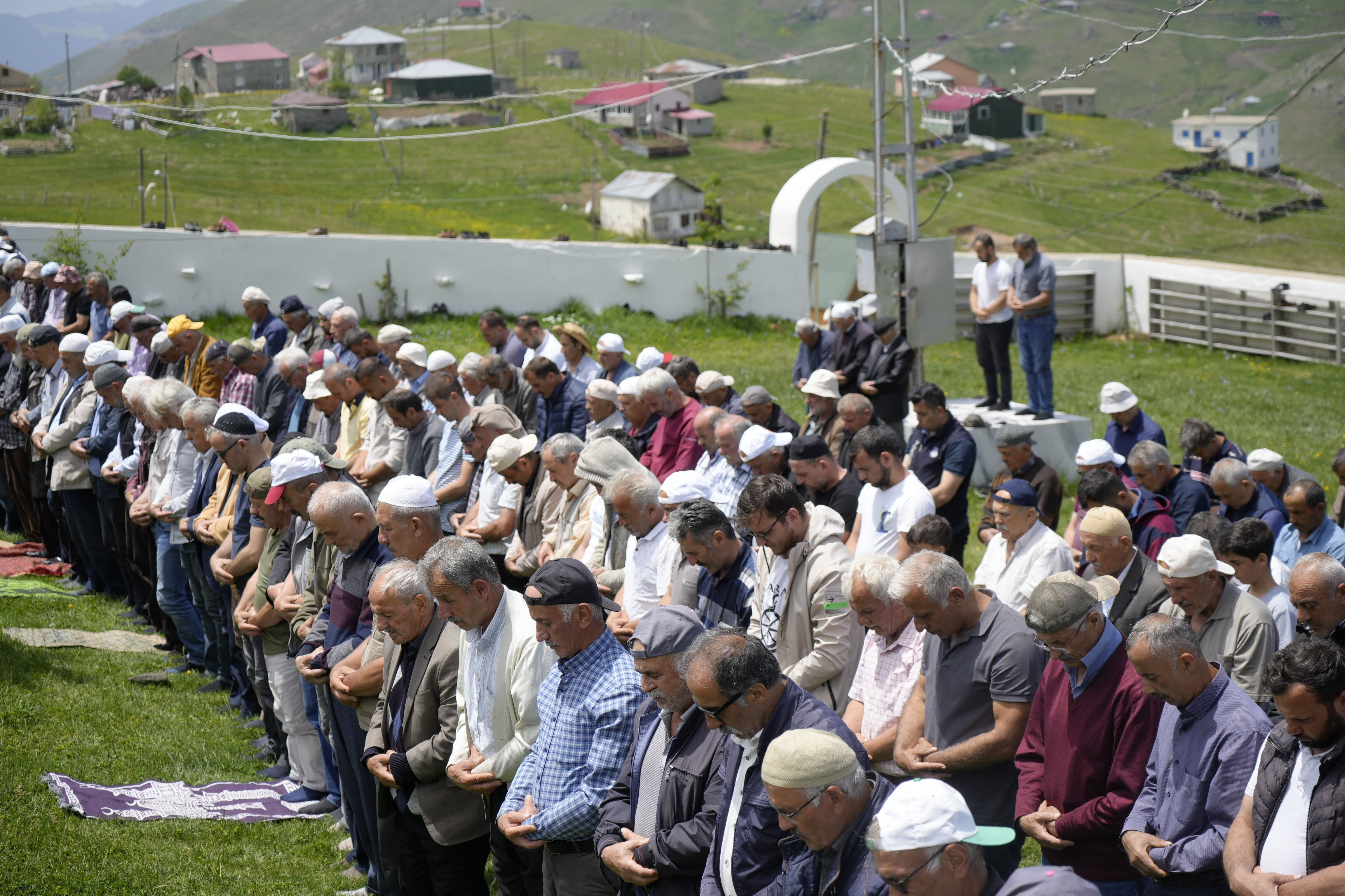 Gümüşhane'deki üstü açık camide 563 yıldır Cuma namazı kılınıyor: Namaz kılarken yağmur yağmıyor! - 2. Resim