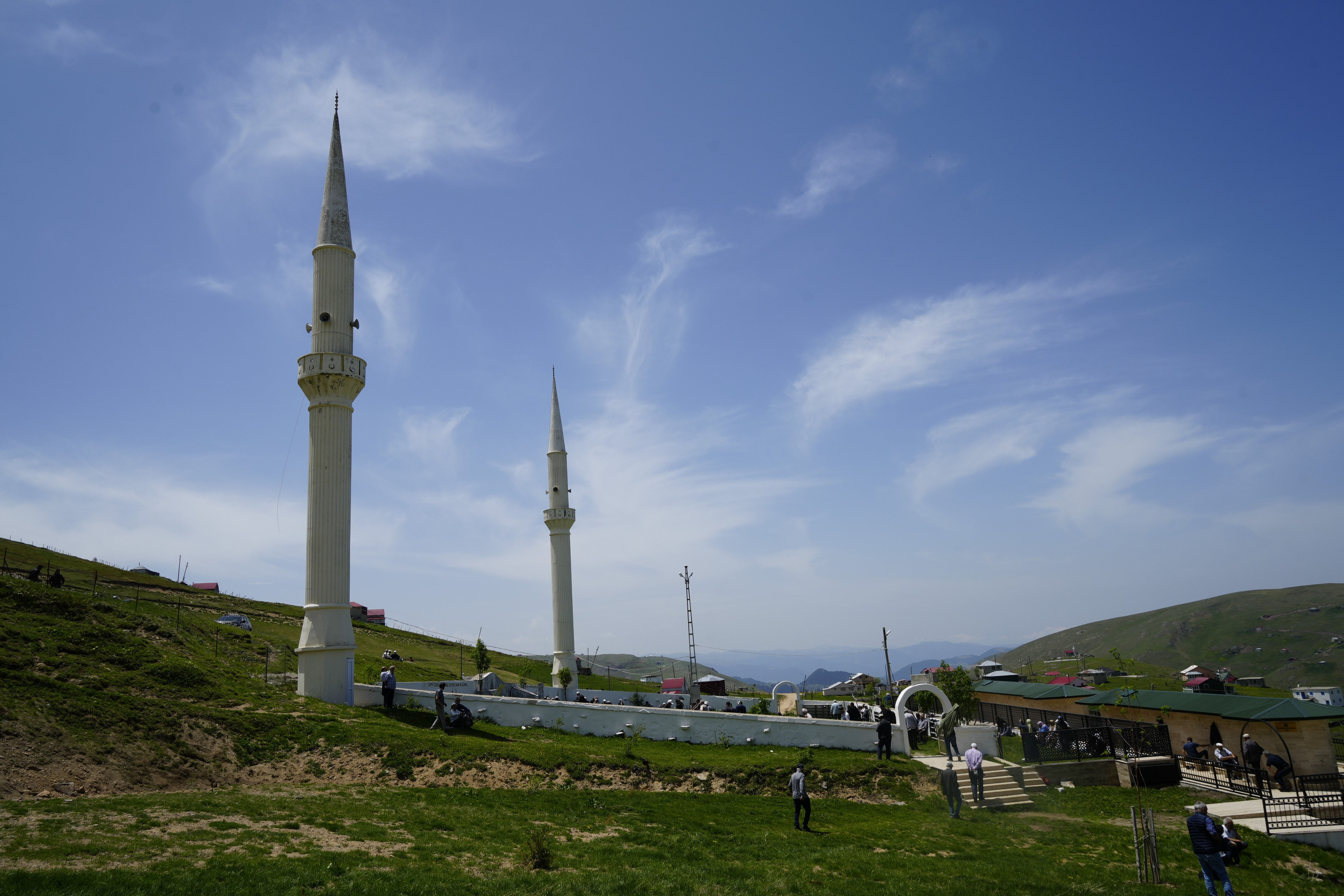 Gümüşhane'deki üstü açık camide 563 yıldır Cuma namazı kılınıyor: Namaz kılarken yağmur yağmıyor! - 3. Resim