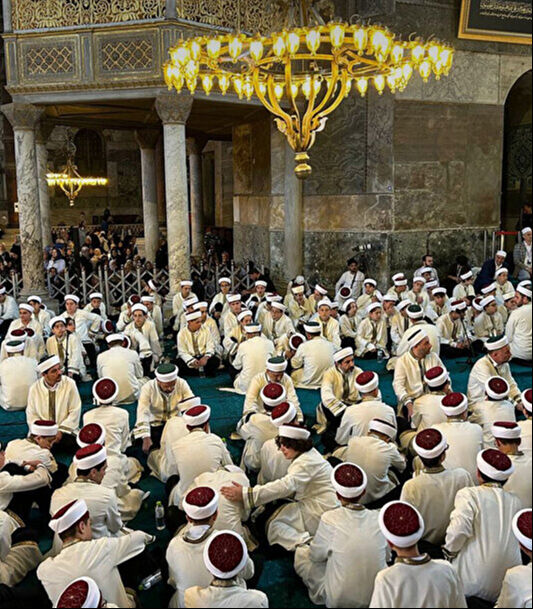 Hafızlar icazetlerini aldı! Erdoğan Ayasofya Camiindeki t&ouml;rene katıldı - 1. Resim