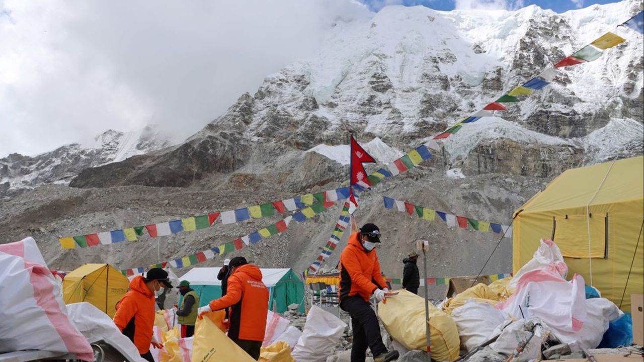 Himalayalar&#039;ın zirvelerinden 11 ton çöp toplandı, 4 ceset bulundu