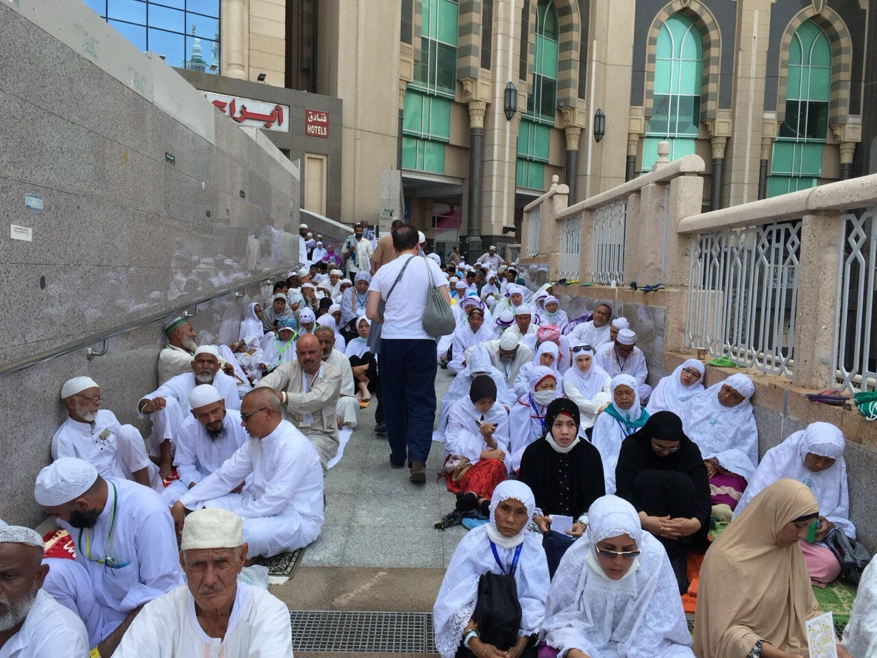 Milyonlar mukaddes topraklarda! Hacı adayları Kabe'de Cuma namazını eda etti - 3. Resim