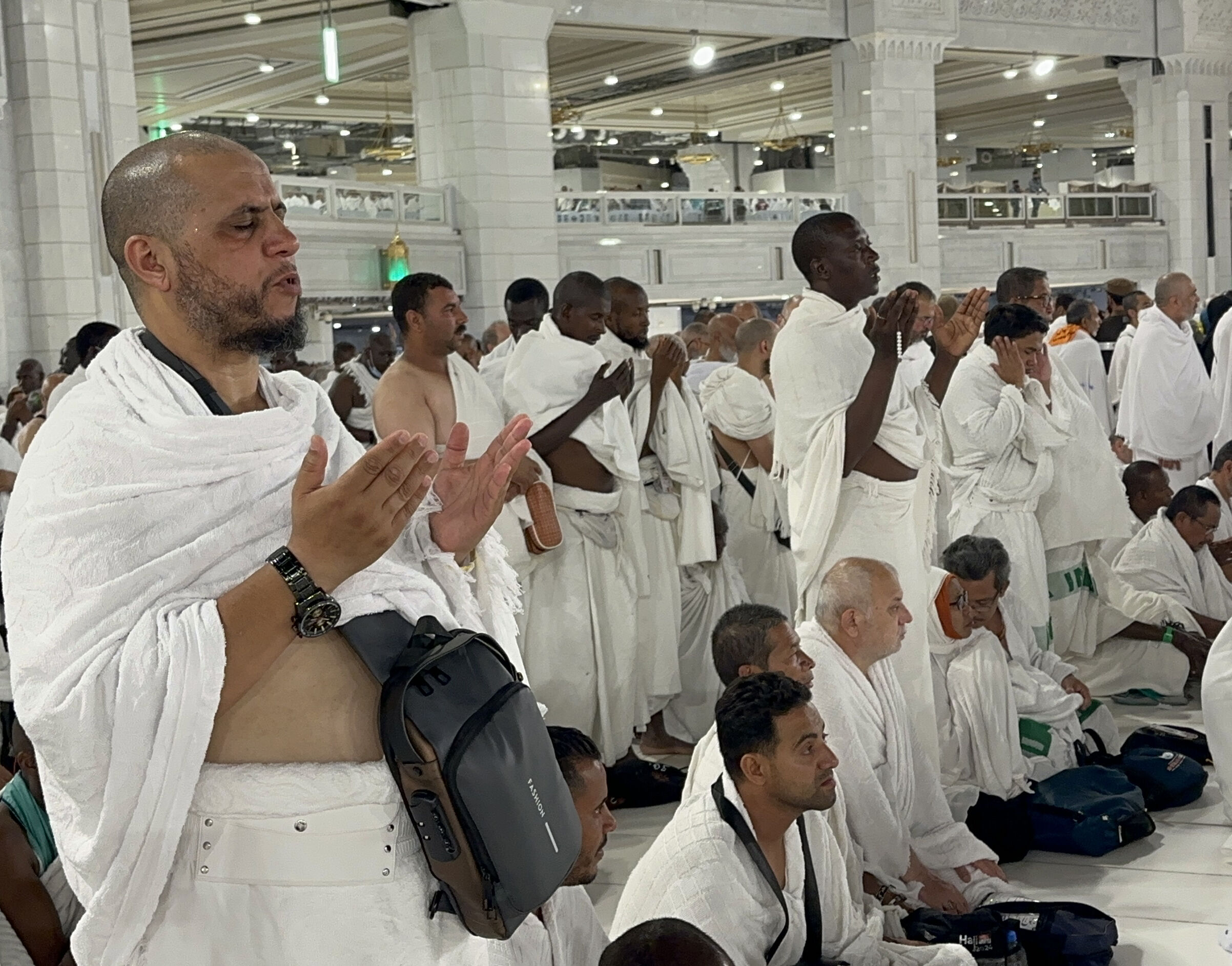 Milyonlar mukaddes topraklarda! Hacı adayları Kabe'de Cuma namazını eda etti - 2. Resim