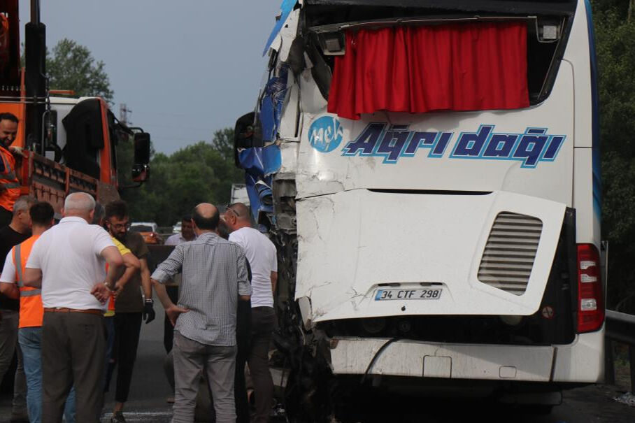 Sakarya'da Tır yolcu otobüsüne çarptı! Yaralılar var, trafik durma noktasına geldi - 2. Resim