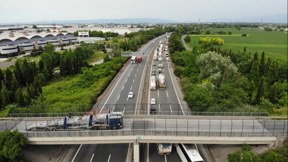 Sakarya'da Tır yolcu otobüsüne çarptı! Yaralılar var, trafik durma noktasına geldi - 3. Resim