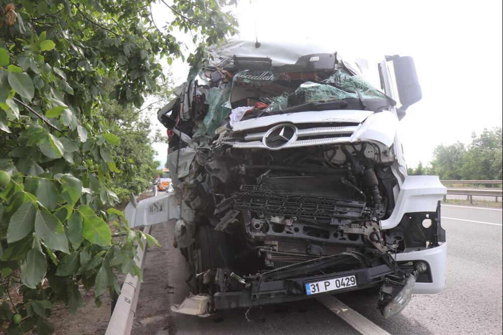Sakarya'da Tır yolcu otobüsüne çarptı! Yaralılar var, trafik durma noktasına geldi - 1. Resim