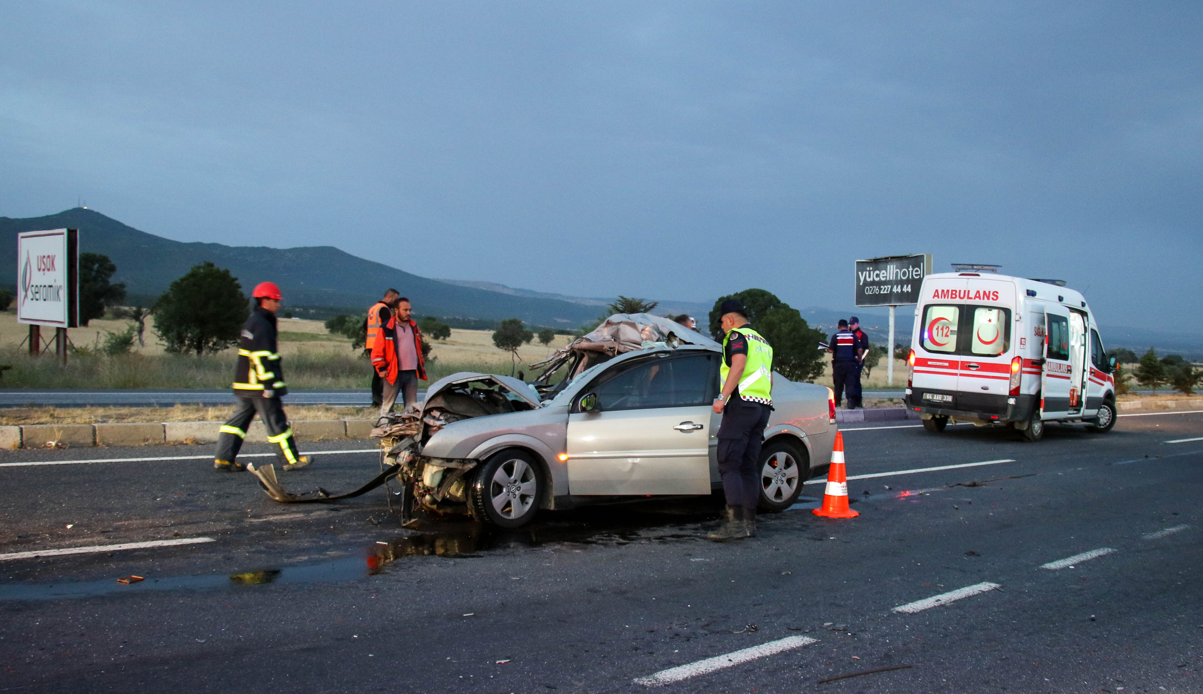 Uşak'ta kamyona çarpan otomobilin sürücüsü hayatını kaybetti - 1. Resim