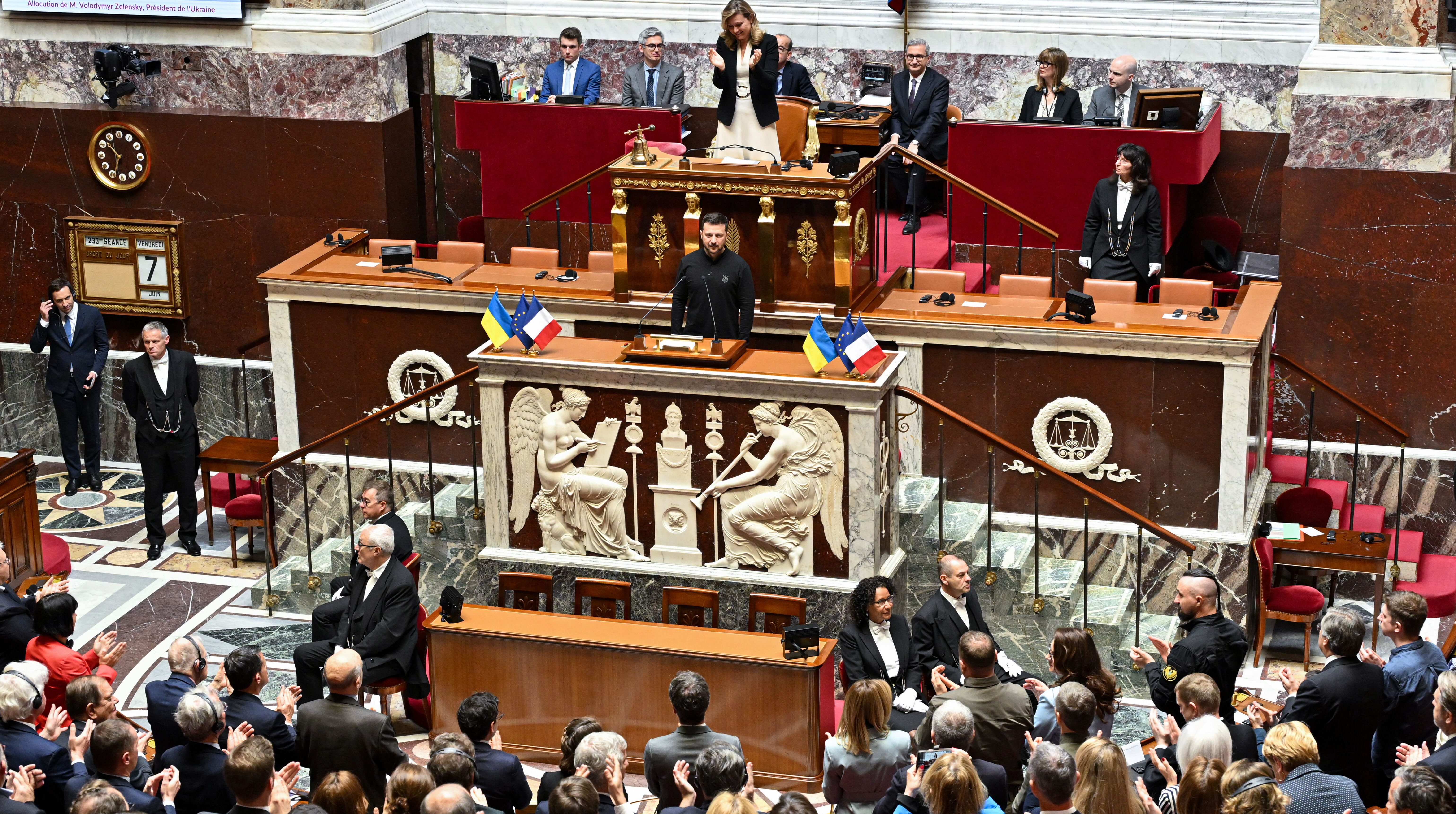 Zelenskiy'nin Fransız Ulusal Meclisine davet edilmesi, Macron karşıtlarının tepkisini çekti - 1. Resim