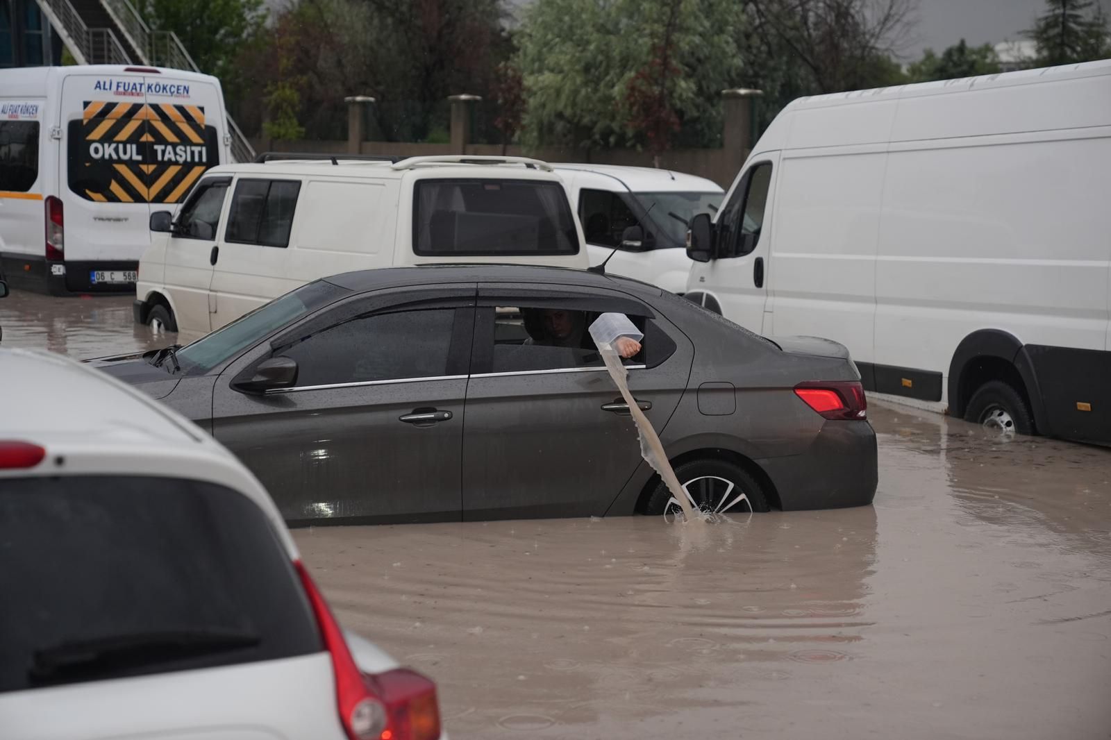 Ankara yine sele teslim! Yollar göle döndü, vatandaşlar mahsur kaldı - 10. Resim