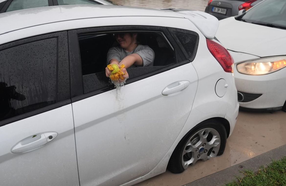 Ankara yine sele teslim! Yollar göle döndü, vatandaşlar mahsur kaldı - 12. Resim