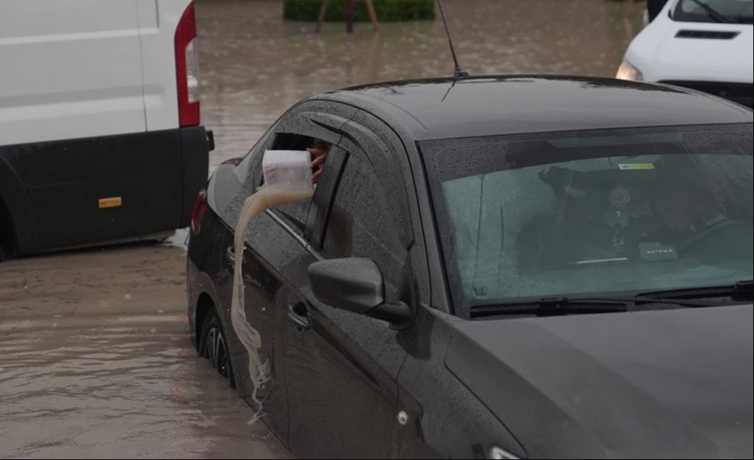 Ankara yine sele teslim! Yollar göle döndü, vatandaşlar mahsur kaldı - 8. Resim