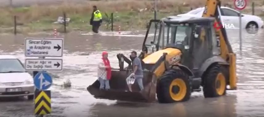 Ankara yine sele teslim! Yollar göle döndü, vatandaşlar mahsur kaldı - 4. Resim