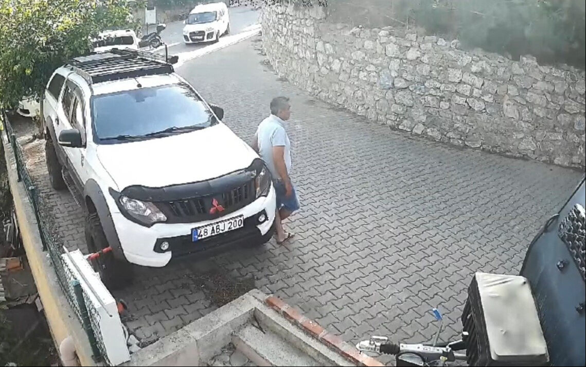 Cinnet getirdi, evini ve arabasını yaktı! Yaşananları film izler gibi izledi Cinnet getirdi, evini ve arabasını yaktı! Yaşananları film izler gibi izledi - 1. Resim