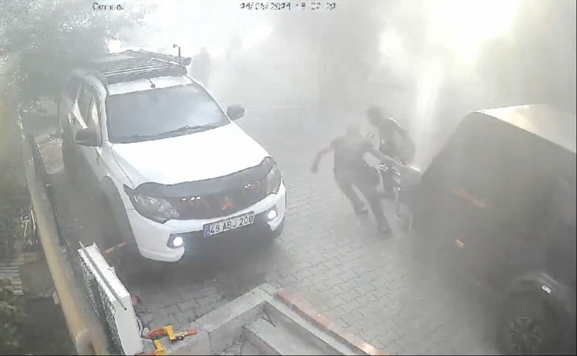 Cinnet getirdi, evini ve arabasını yaktı! Yaşananları film izler gibi izledi Cinnet getirdi, evini ve arabasını yaktı! Yaşananları film izler gibi izledi - 3. Resim