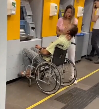 Dünyanın konuştuğu görüntü: Ölü akrabasıyla para çekmeye geldi, cesedin parmak izini kullandı Dünyanın konuştuğu görüntü: Ölü akrabasıyla para çekmeye geldi, cesedin parmak izini kullandı - 1. Resim