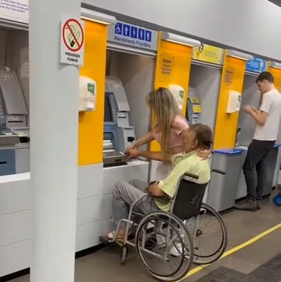 Dünyanın konuştuğu görüntü: Ölü akrabasıyla para çekmeye geldi, cesedin parmak izini kullandı Dünyanın konuştuğu görüntü: Ölü akrabasıyla para çekmeye geldi, cesedin parmak izini kullandı - 2. Resim