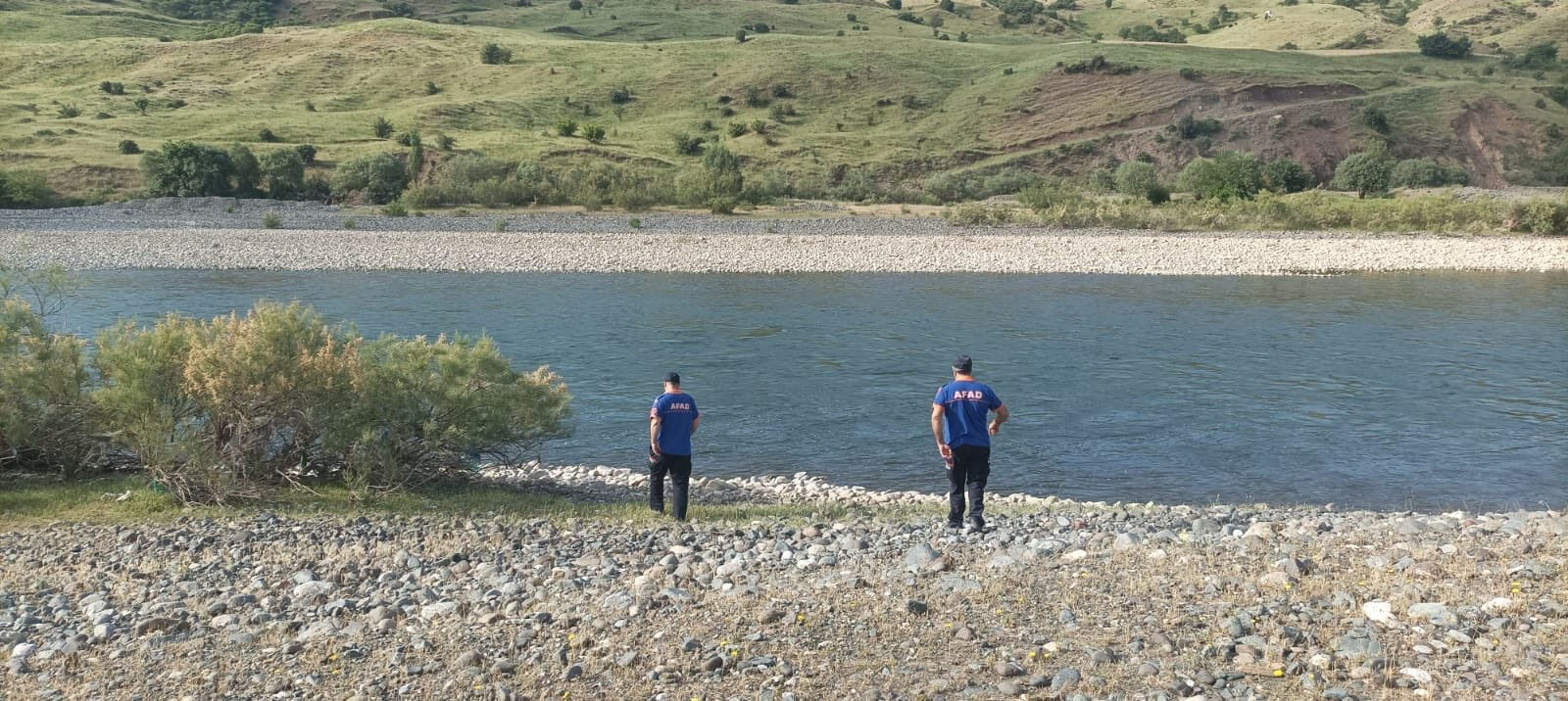 Elazığ'da nehre giren çocuk kayboldu! Ekipler harekete geçti Elazığ'da nehre giren çocuk kayboldu! Ekipler harekete geçti - 1. Resim