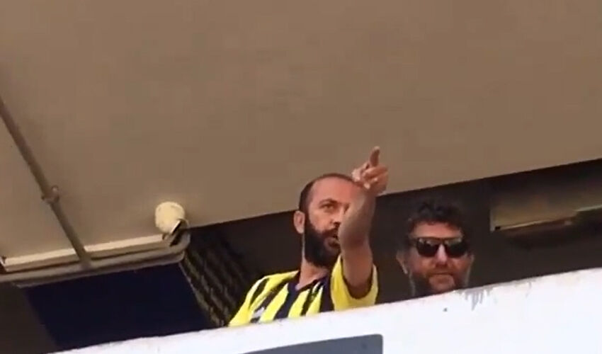 Fenerbahçe kongresine giden Sarp Akkaya taraftar ile tartıştı, küfürler savurdu Fenerbahçe kongresine giden Sarp Akkaya taraftar ile tartıştı, küfürler savurdu - 1. Resim