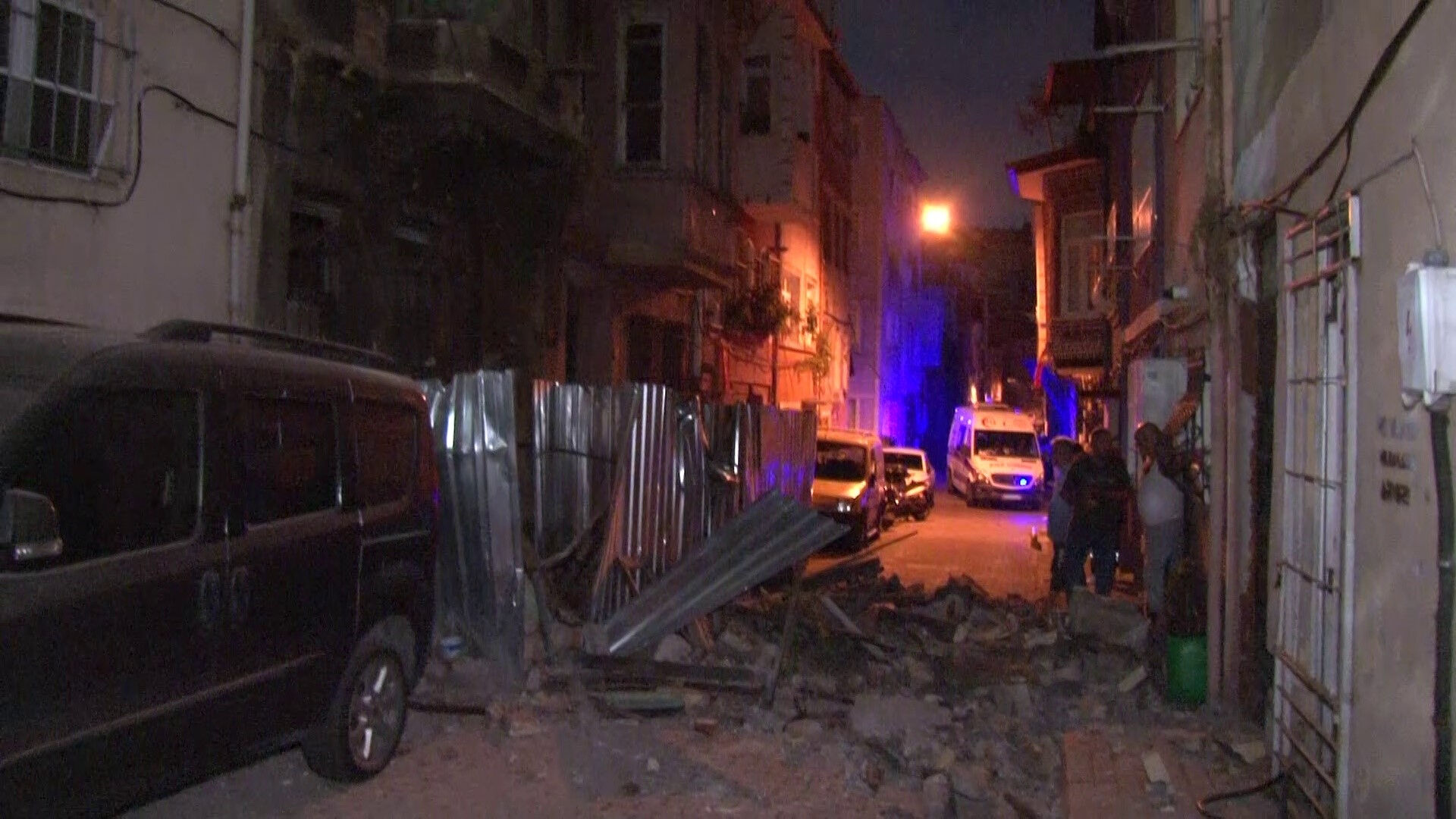 İstanbul'da metruk bina kısmen çöktü, faciadan dönüldü - 1. Resim
