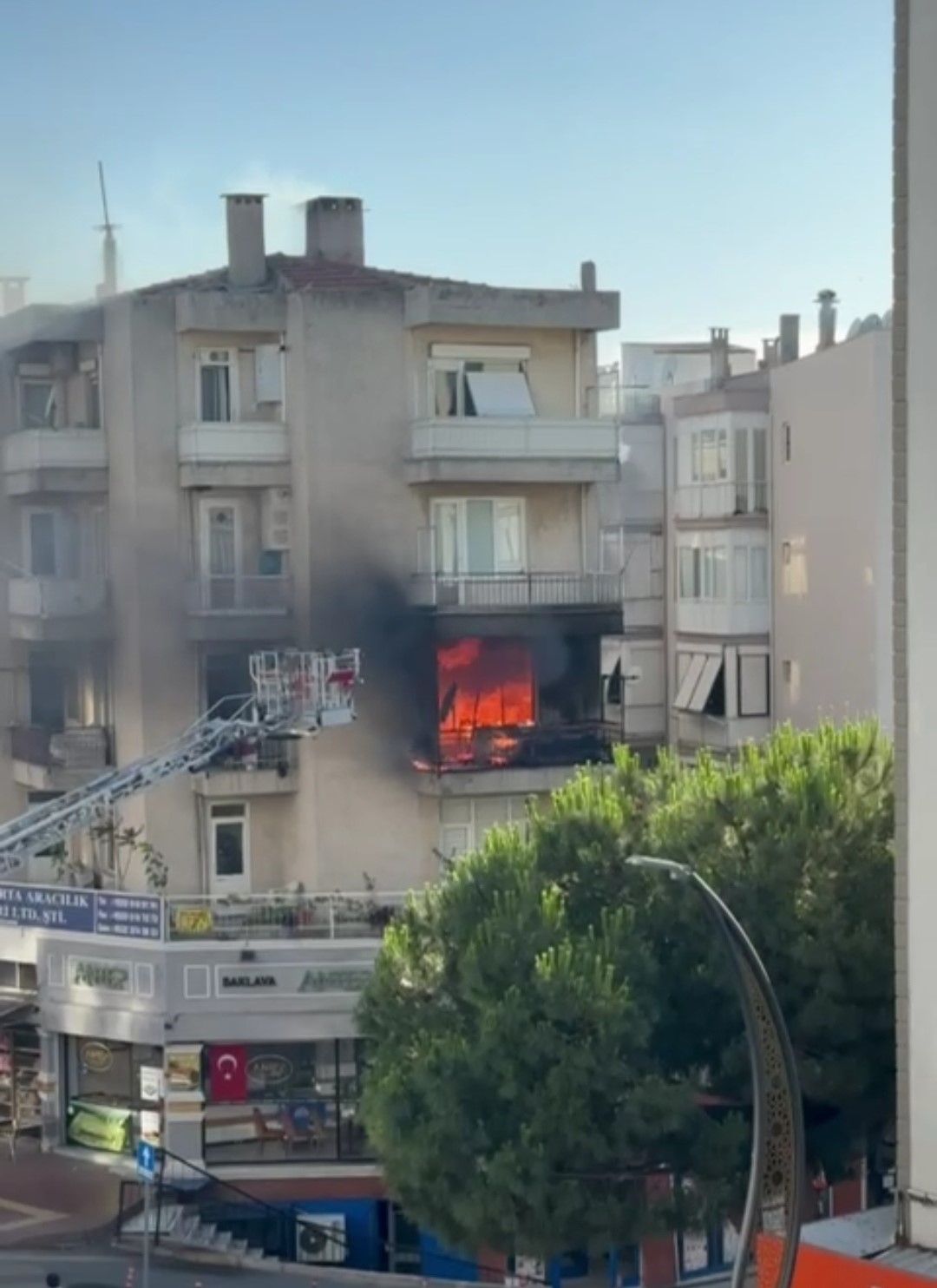 İzmir'de korkunç olay! Yatalak hasta kadın yanarak can verdi - 1. Resim