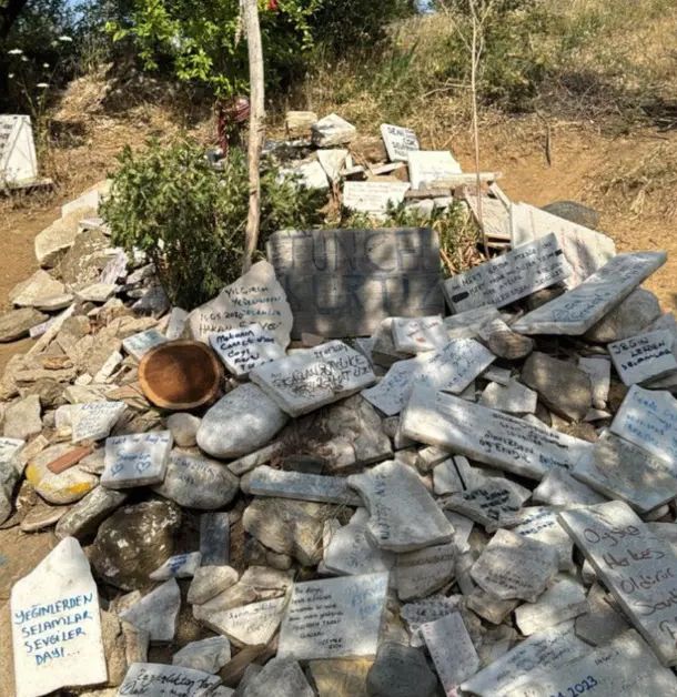 Usta sanatçı Tuncel Kurtiz'in mezarının son hali görenleri şaşırttı Usta sanatçı Tuncel Kurtiz'in mezarının son hali görenleri şaşırttı - 3. Resim