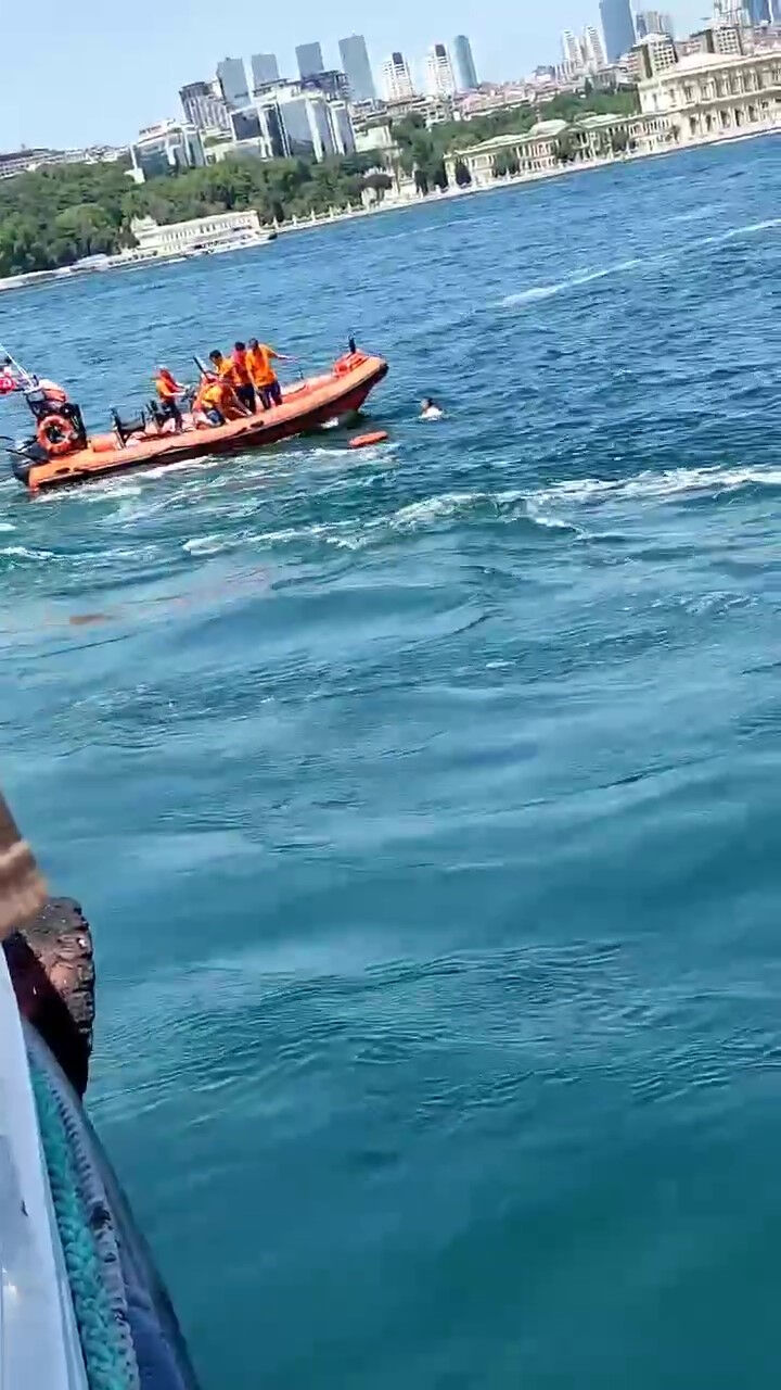 Vapurda dengesini kaybedip denize düştü! Kurtarılma anı kameraya yansıdı - 2. Resim