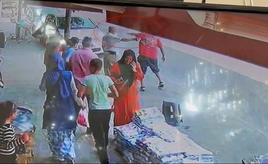 Yere &ccedil;&ouml;p attığı i&ccedil;in uyardı, kabahatli oldu! Y&uuml;z&uuml;nden bı&ccedil;aklandı - 3. Resim