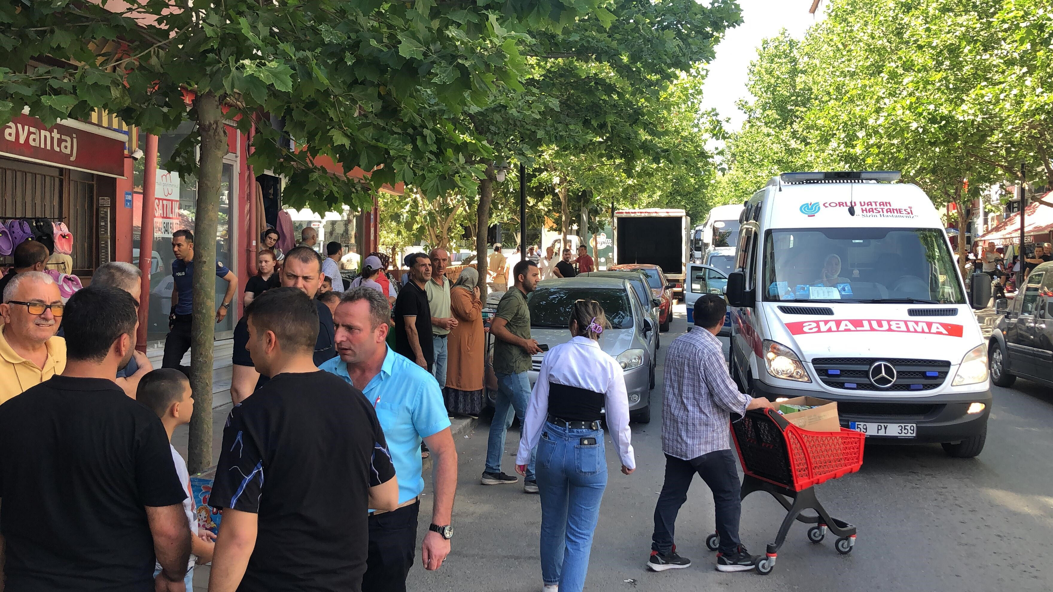 Yere &ccedil;&ouml;p attığı i&ccedil;in uyardı, kabahatli oldu! Y&uuml;z&uuml;nden bı&ccedil;aklandı - 2. Resim