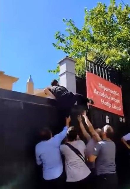 YKS'den manzaralar... Biri koşarak diğeri koşamayarak sınavı kaçırdı YKS'den manzaralar... Biri koşarak diğeri koşamayarak sınavı kaçırdı - 4. Resim